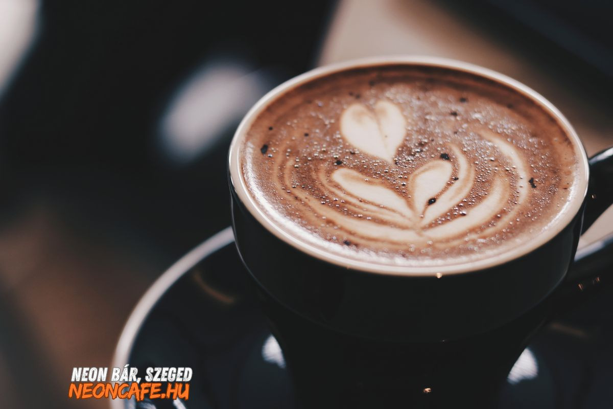 Kávé és cappuccino a Neonban