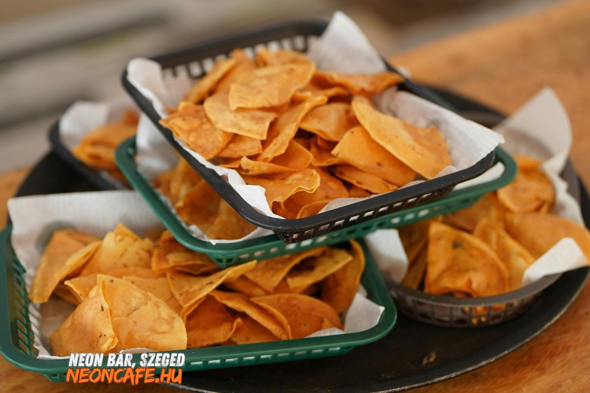 Nasi,: ropi, chips is vár a Neonban