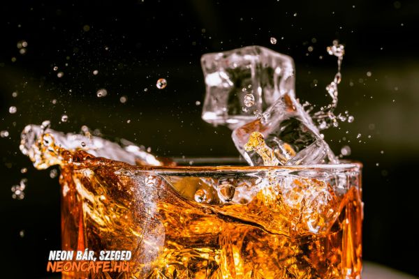 Szórakozóhely Szeged italakciók, long drinkek, jéghideg felfrissülés, Whisky-kóla, Vodka-narancs, Gin-tonik, Rum-kóla, Vodka-limonádé, Whisky-gyömbér, Gin-citrom, Cuba Libre